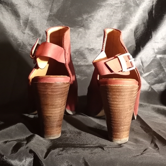 Final Sale GENTLE SOLES Red Perforated Nubuck Open-toe Block Heeled Bootie - Picture 4 of 6